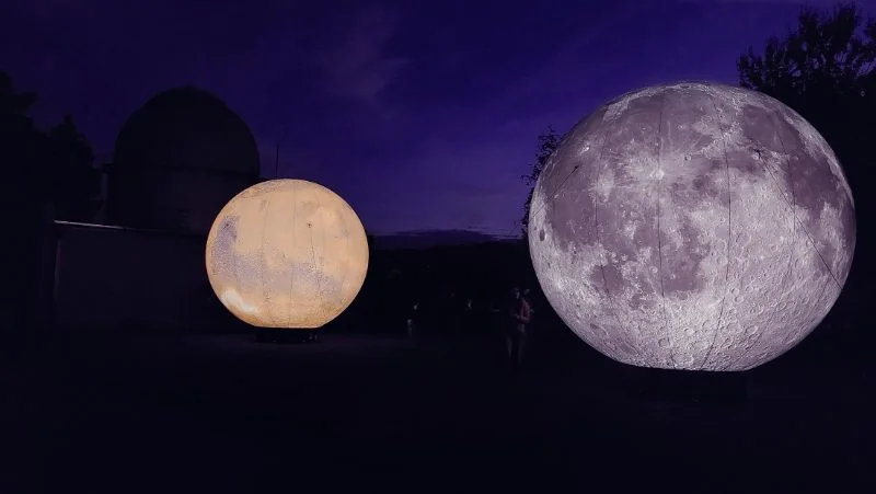Svietiace modely Marsu a Mesiaca za súmraku